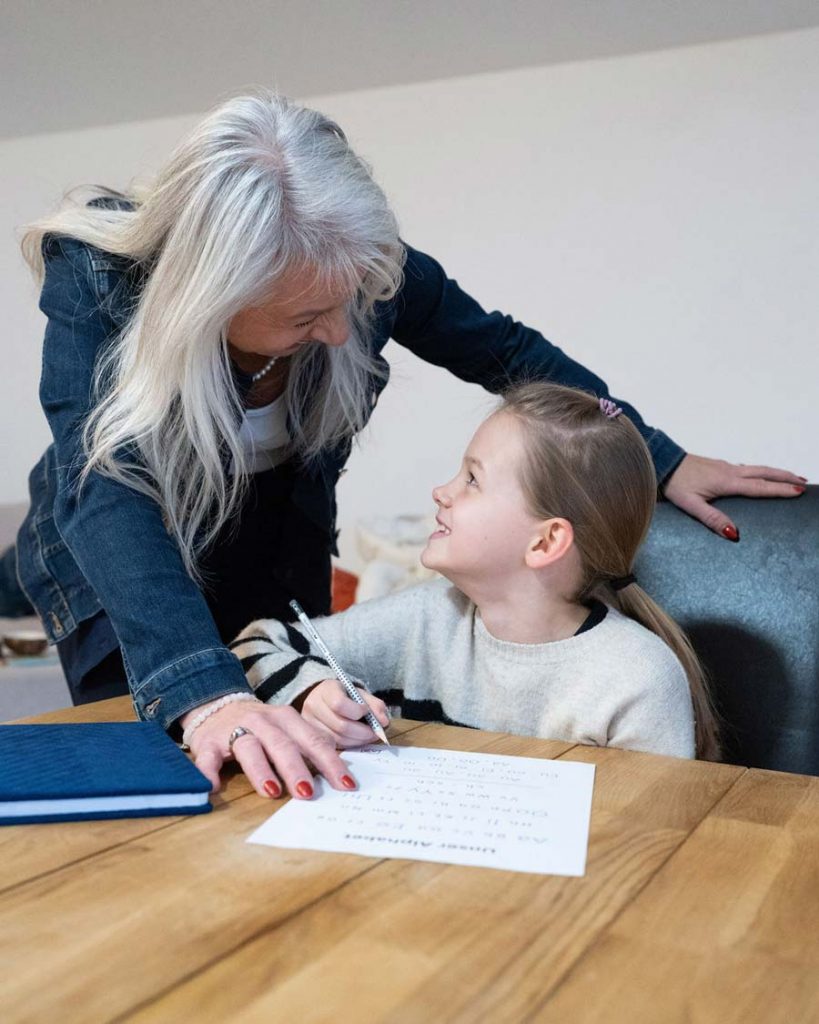 Andrea Erz unterstützt Kind beim Lesen und Schreiben im LRS Kurs